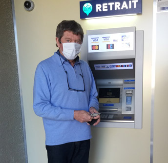 You are currently viewing Premier retrait : Mr le Maire inaugure le distributeur de billets